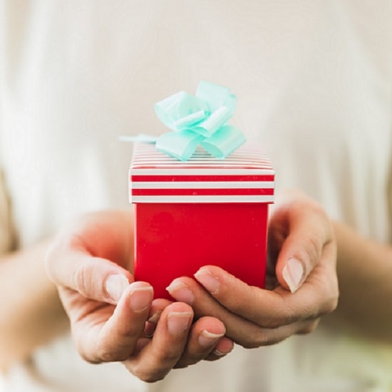 هدیه دادن یکی از ترفند روانشناسی جذب مشتری 